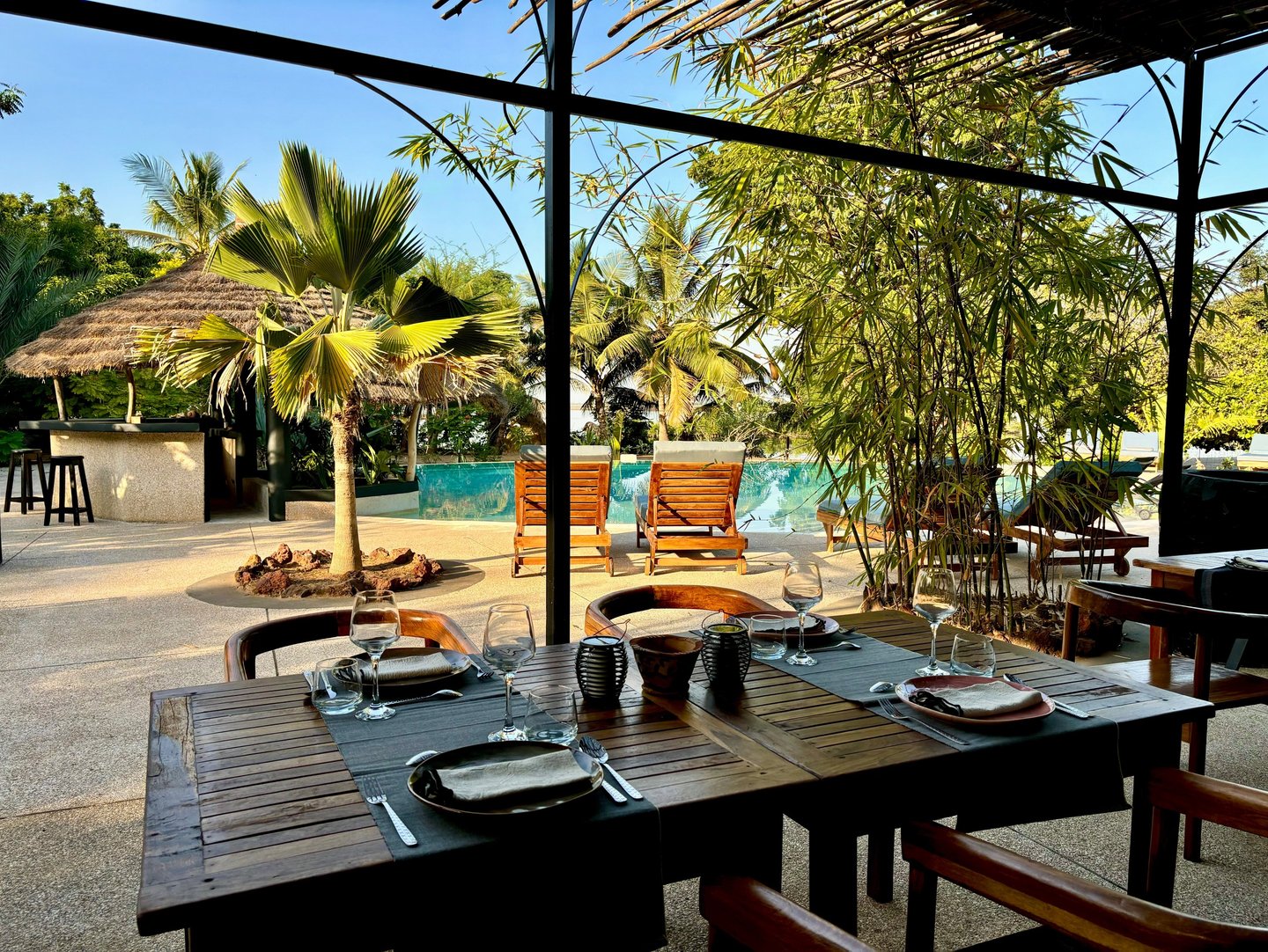 Restaurant avec vue sur la piscine du boutique hôtel Maison Fimela situé au coeur du Sine Saloum