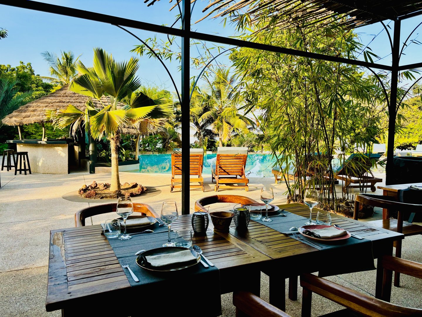 Restaurant avec vue sur la piscine du boutique hôtel Maison Fimela situé au coeur du Sine Saloum