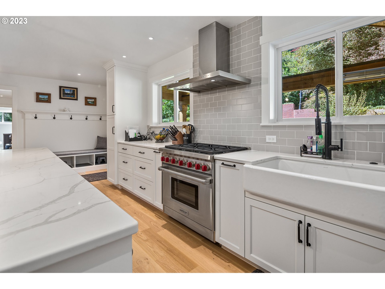 kitchen appliance cook range and hood vent