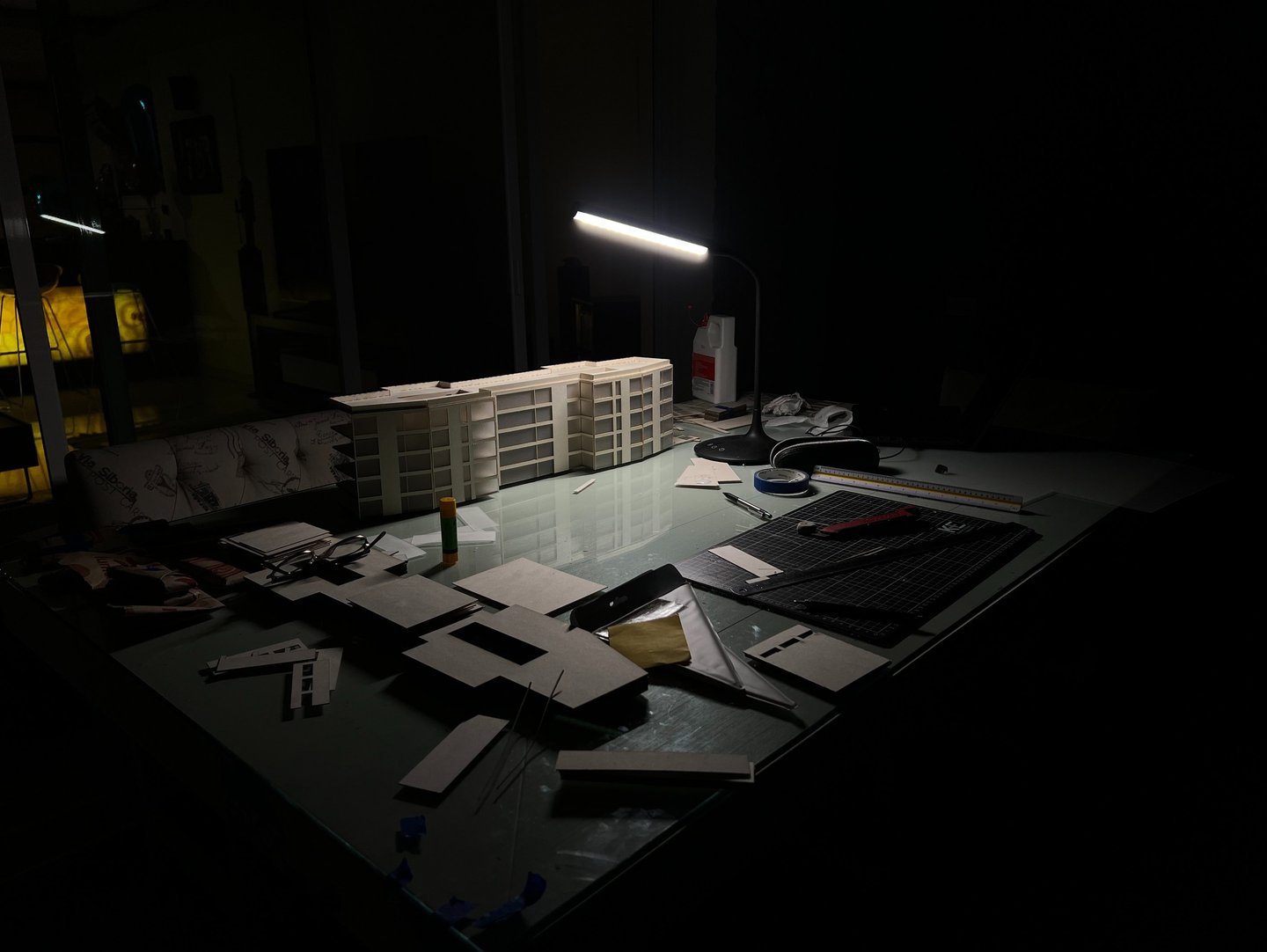 Proseso de ensamblaje de una maqueta de departamentos 