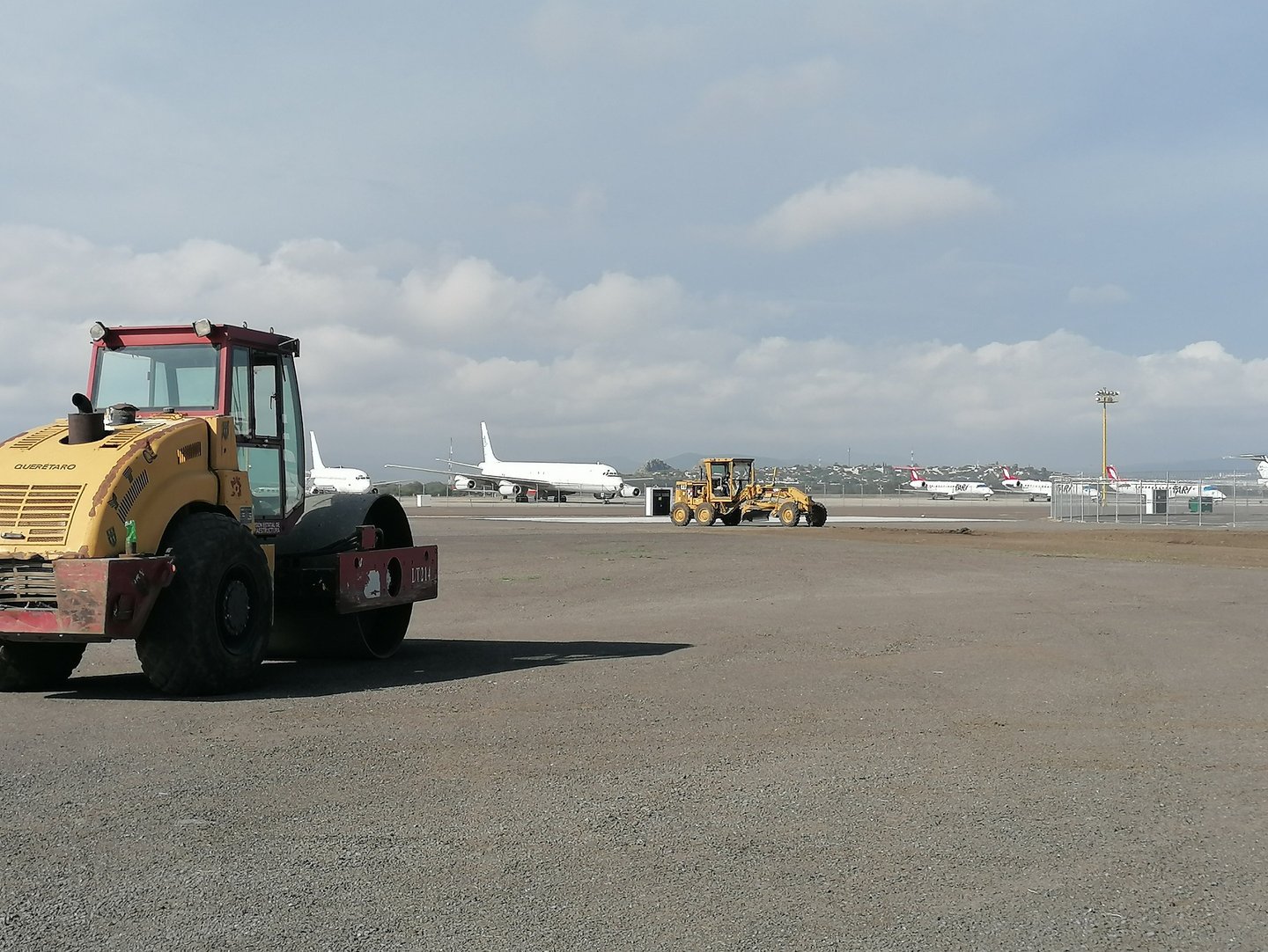Mantenimiento y repavimentación de la pista del Aeropuerto de Querétaro.