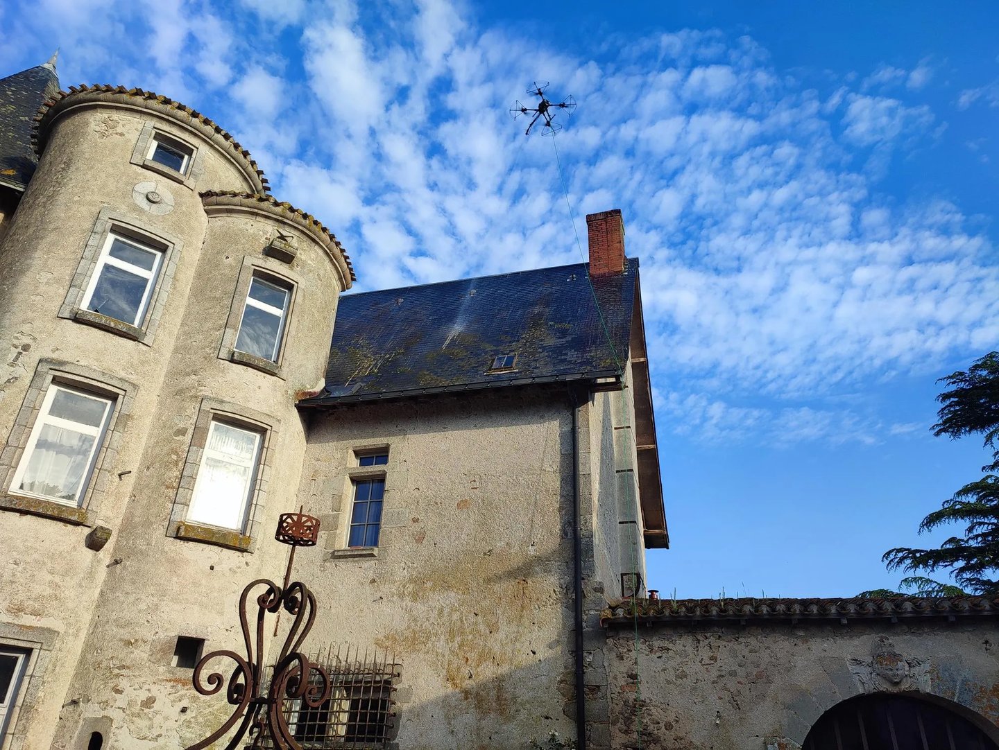 demoussage-toiture-batiment-ancien
