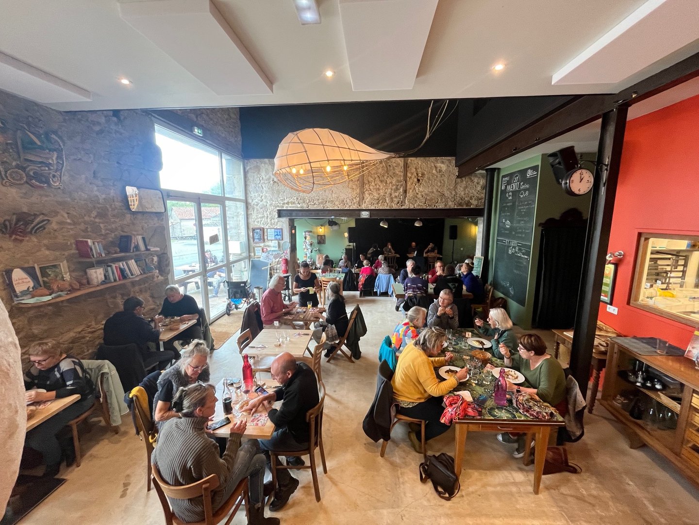la salle de restaurant de la baleine