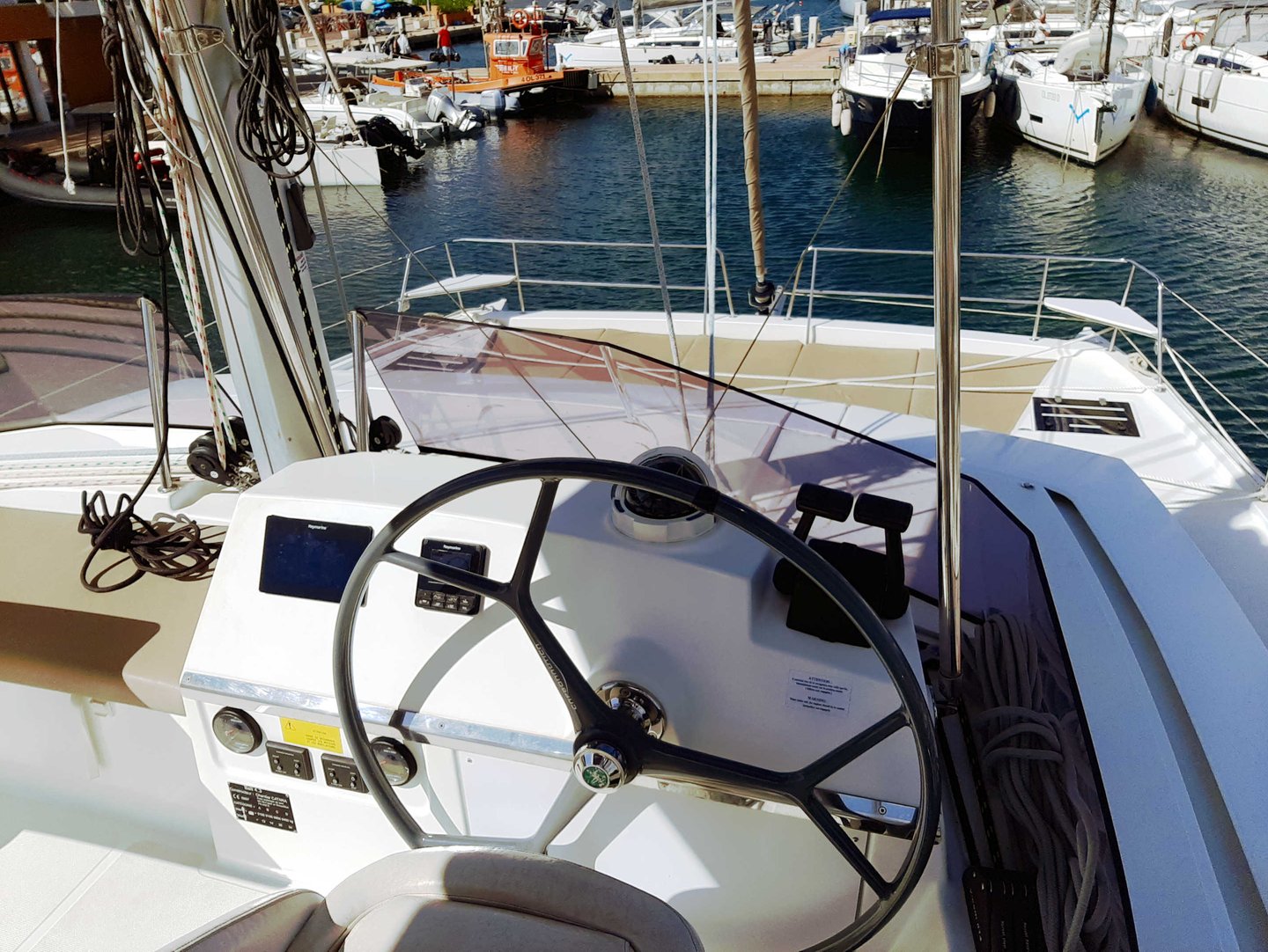 Katamaran Steuerstand Portisco