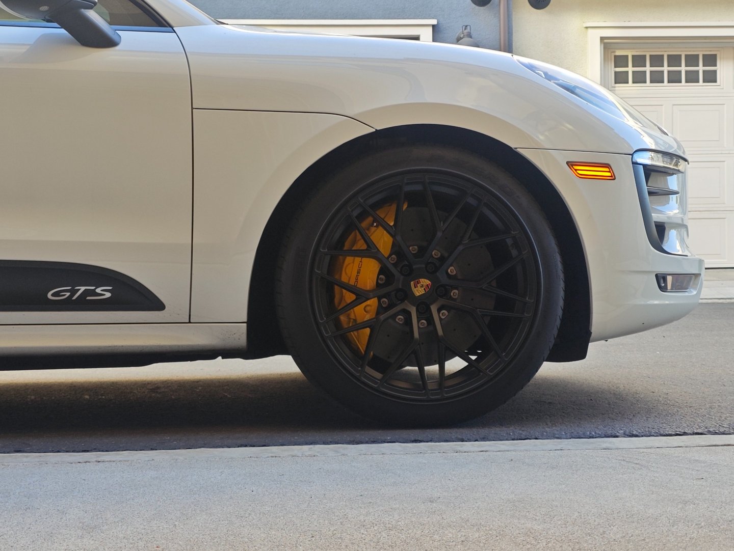 Akebono 10 piston calipers and 420x40mm rotors on the Porsche Macan GTS