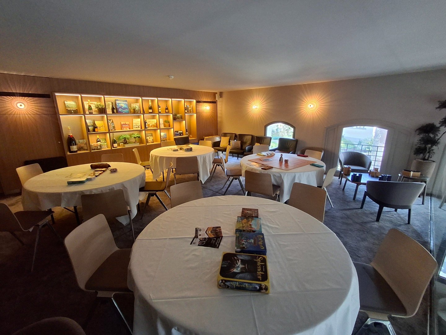 Salle préparée pour une animation ludique en entreprise avec des jeux de société