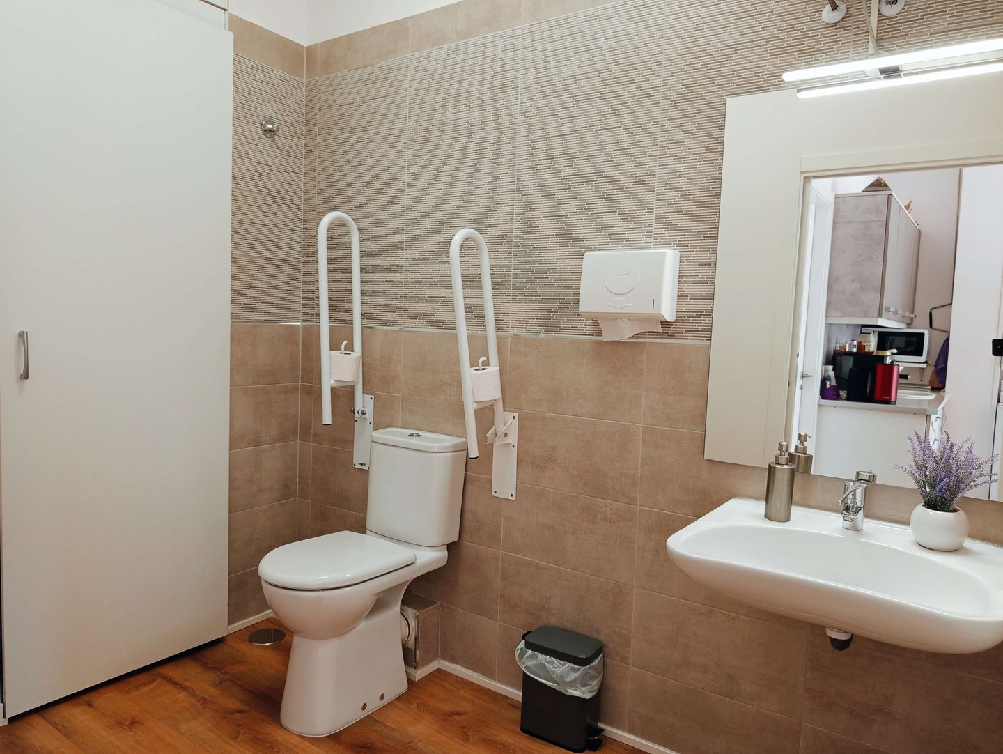 Baño adaptado en Espacio de Bienestar Integral SitaRam. Alcobendas, Madrid