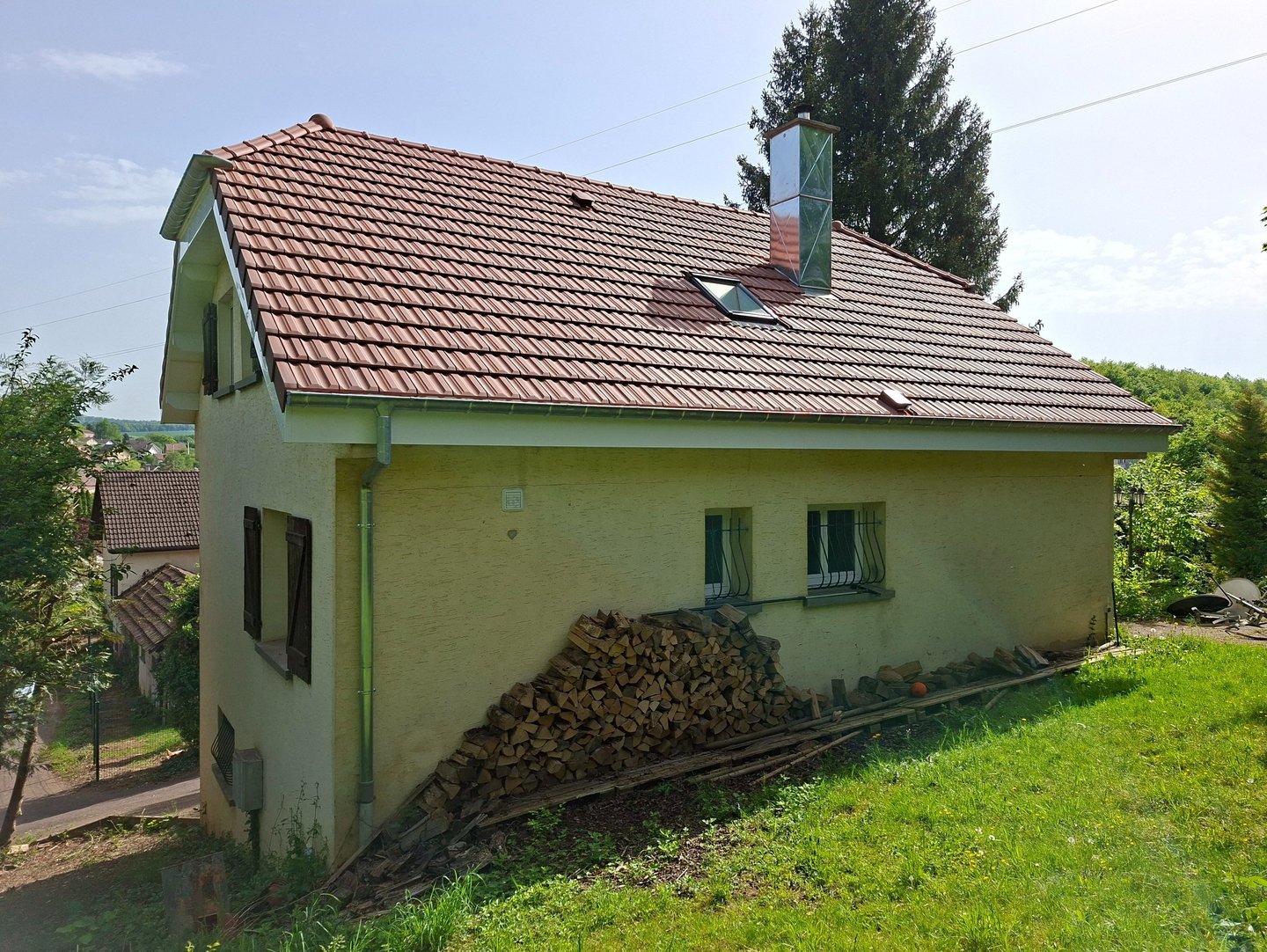Rénovation de toiture Sud territoire avec remplacement de velux, tuiles mega nuagé, habillage pvc.