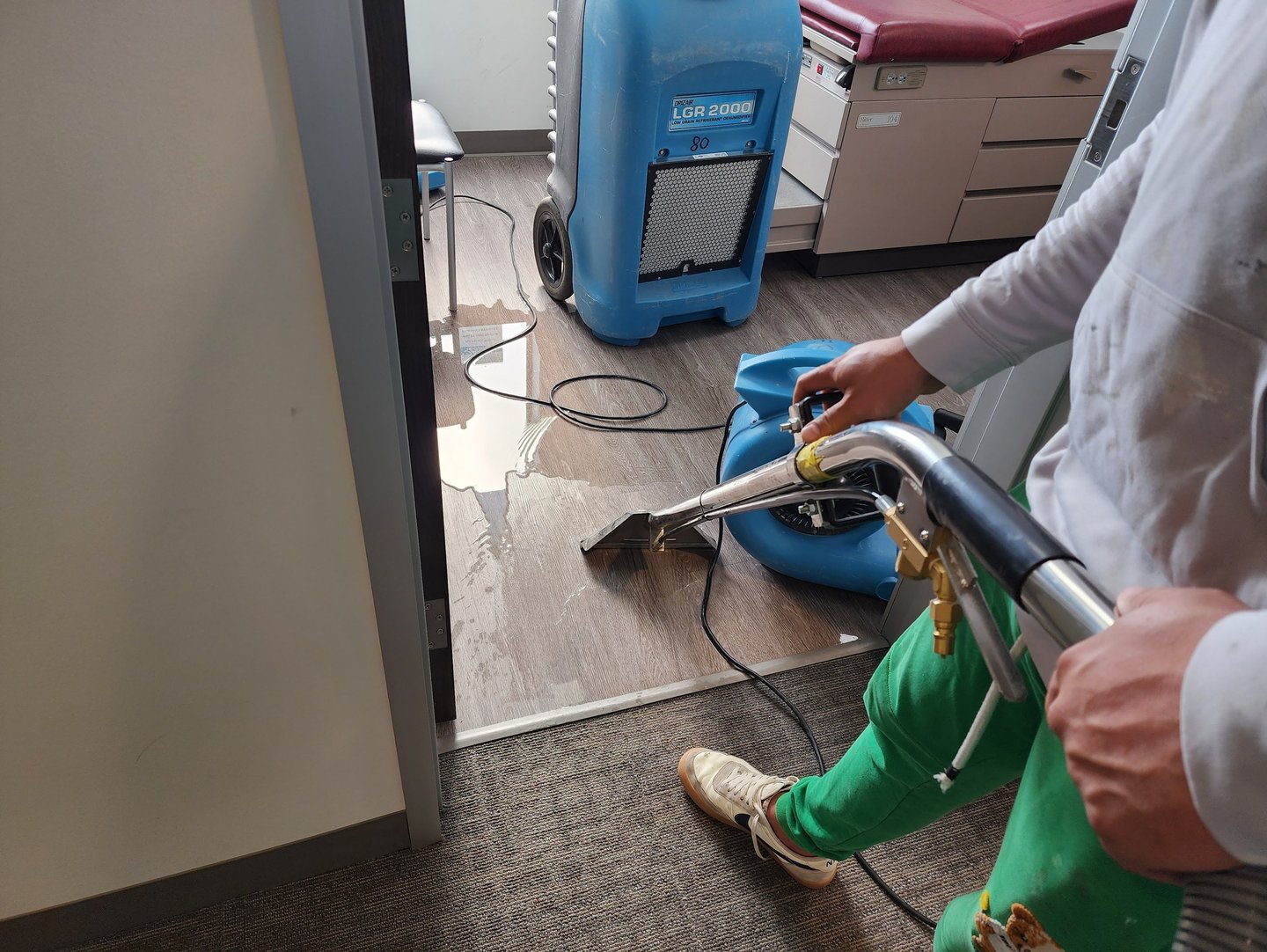 extracting-water-off-floor-bee-cave