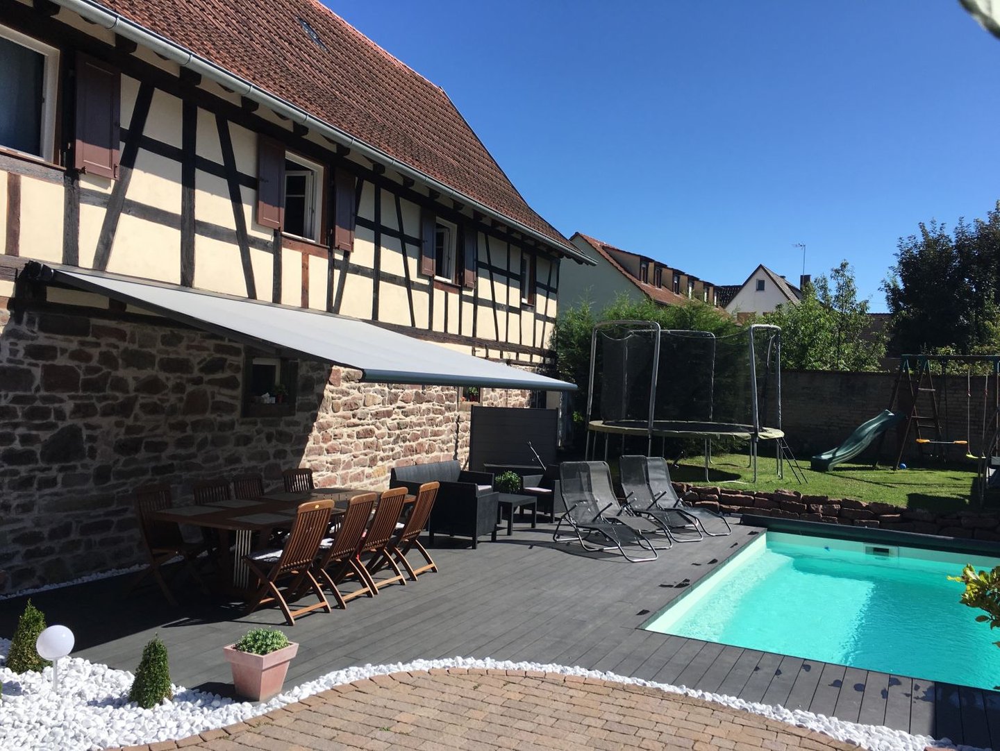 Store banne coffre motorisé installé sur terrasse moderne par LB Menuiserie en Occitanie