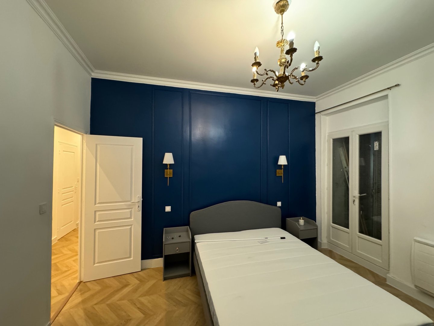 Rénovation complète d'une chambre avec peinture mur bleu nuit et parquet chevron. Harenova