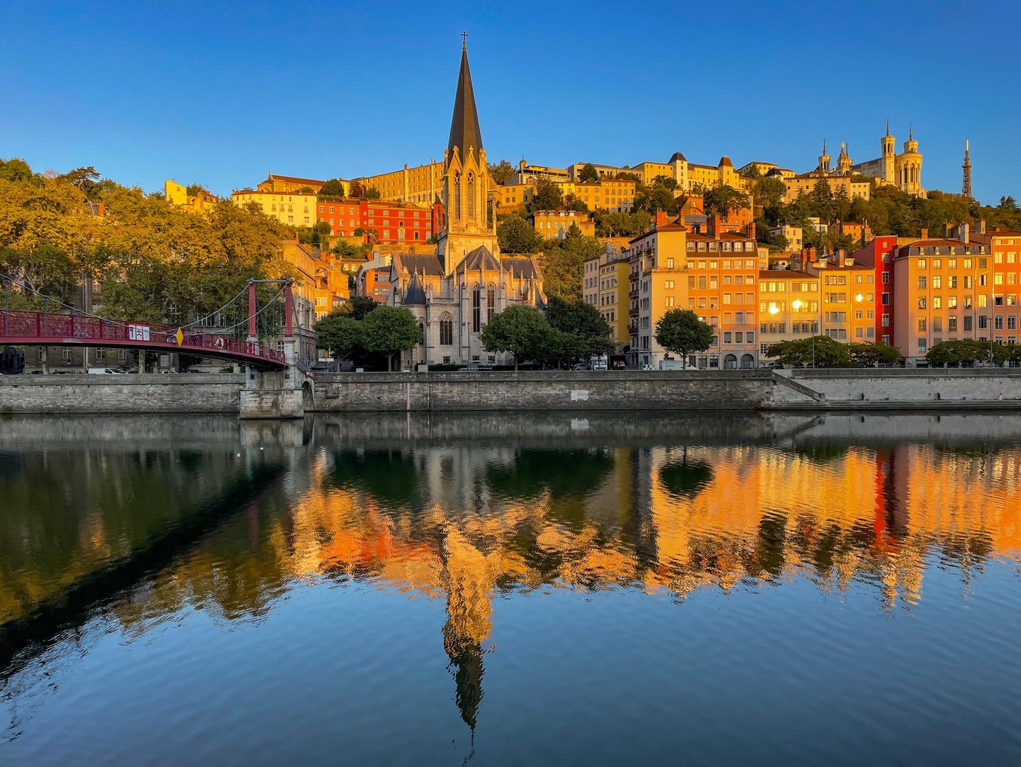 L'église Saint Georges dans le Vieux Lyon, au bord de la Saône. Photo Yannick Saunier. 