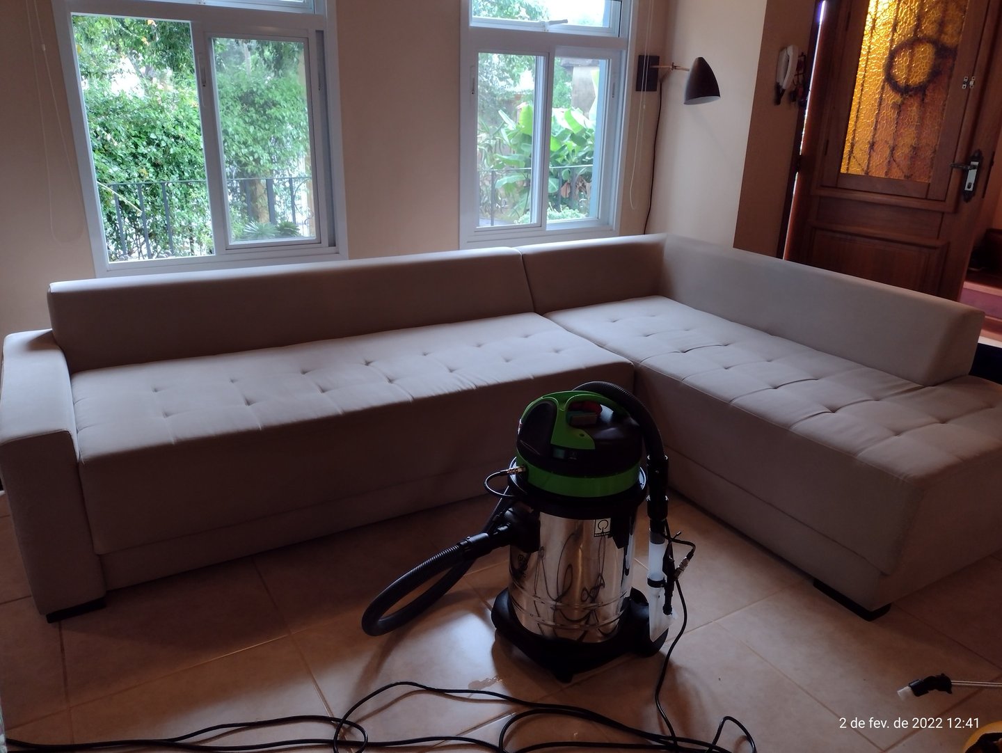 Higienização de sofá modular bege em Campinas com máquina extratora no ambiente residencial