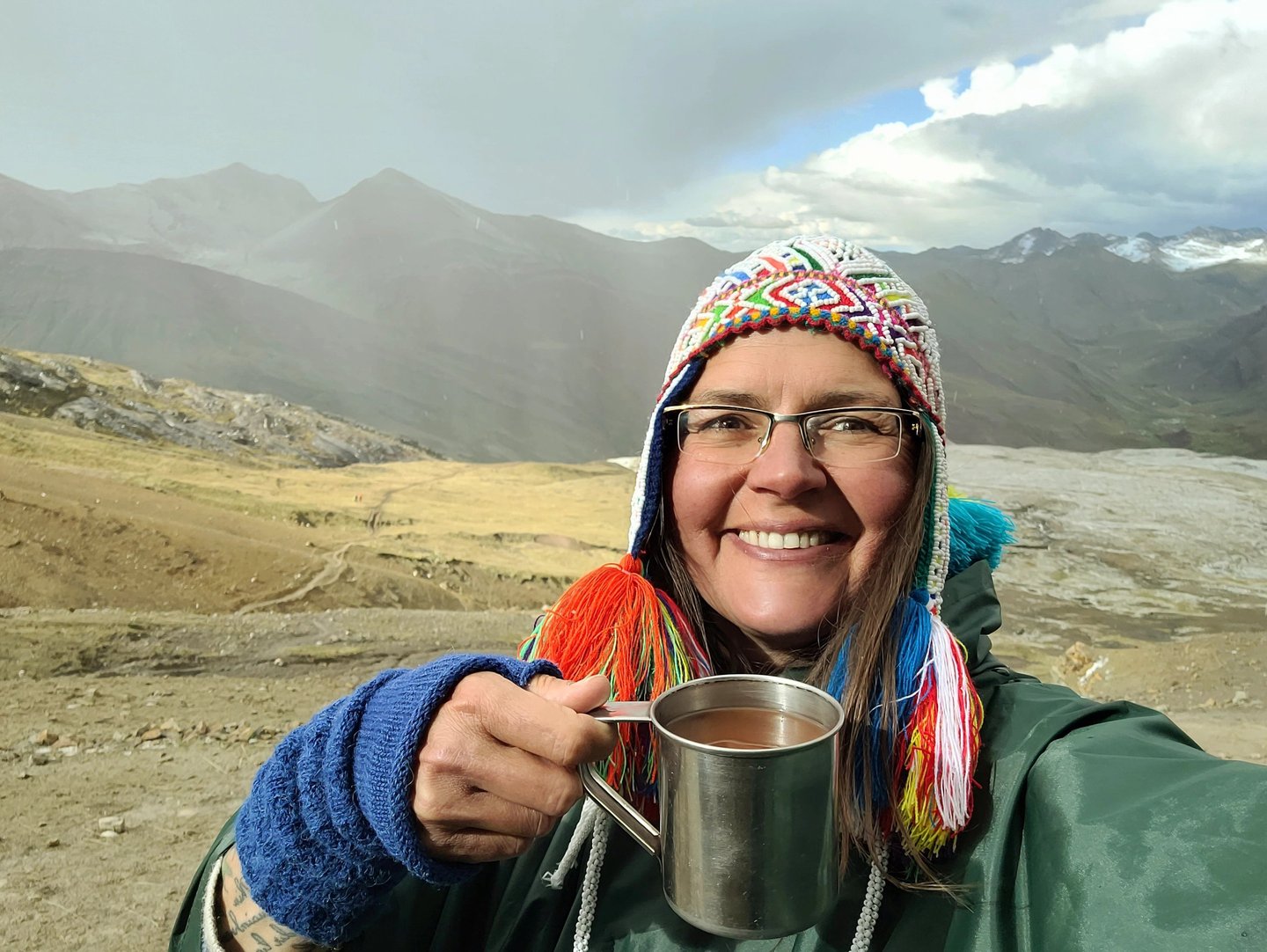 schamanin trinkt heißen Kakao auf 5000 Höhenmetern in den Anden