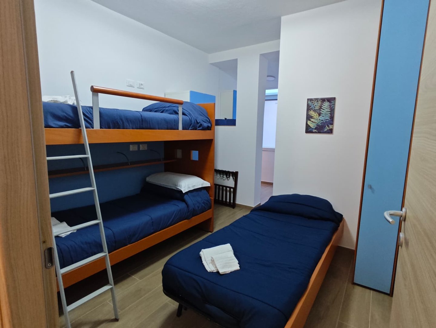 Camera con tre letti singoli