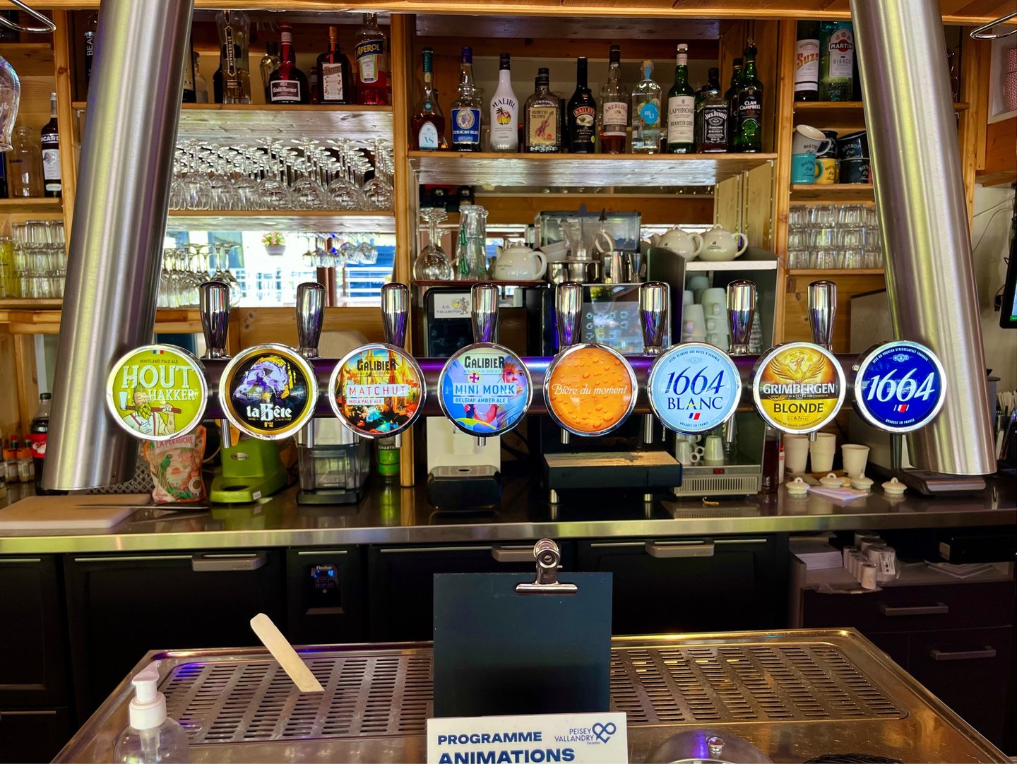 Pompe à bière proposant huit bières pression au Bistrot Savoyard à Vallandry.