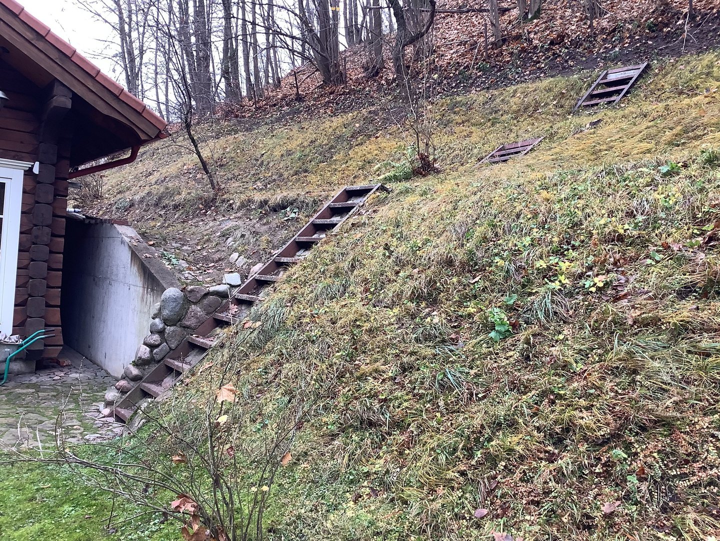 sugrėbti lapai nuo aukšto šlaito