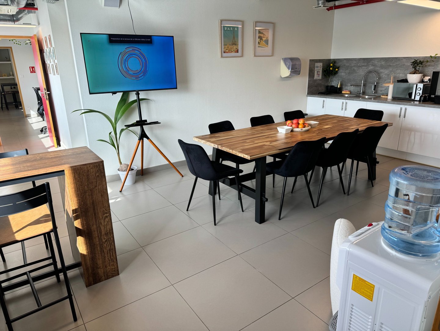 Salle de réunion et de détente avec écran connecté