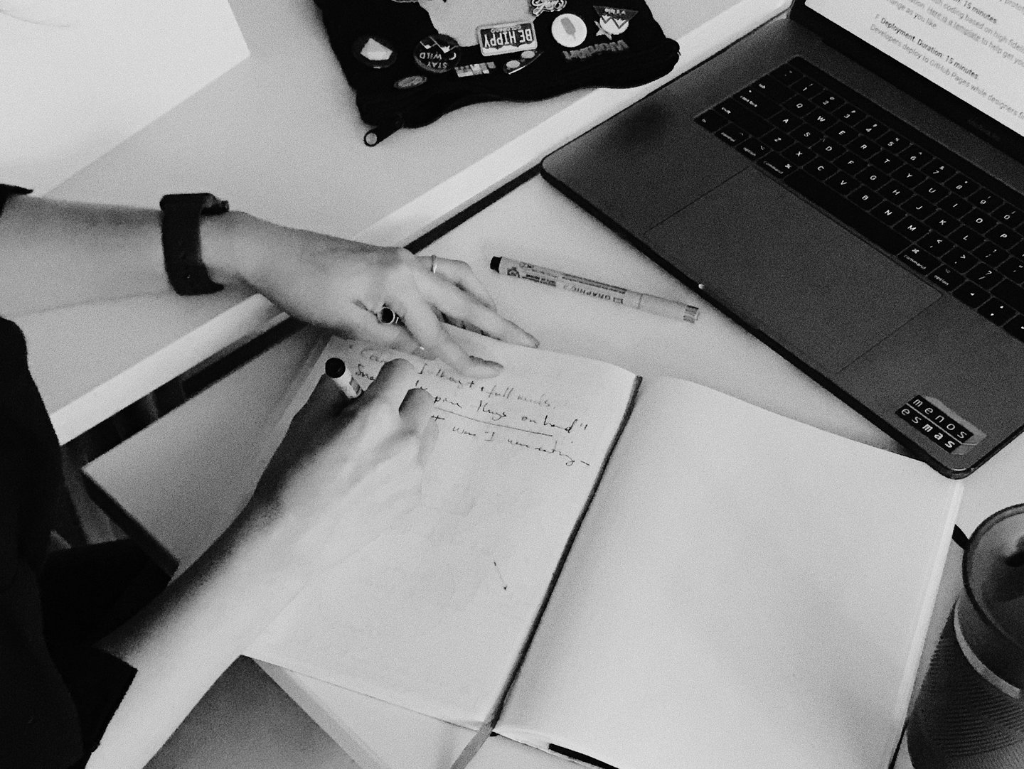 Photos de mains en train d'écrire dans un carnet, devant un ordinateur