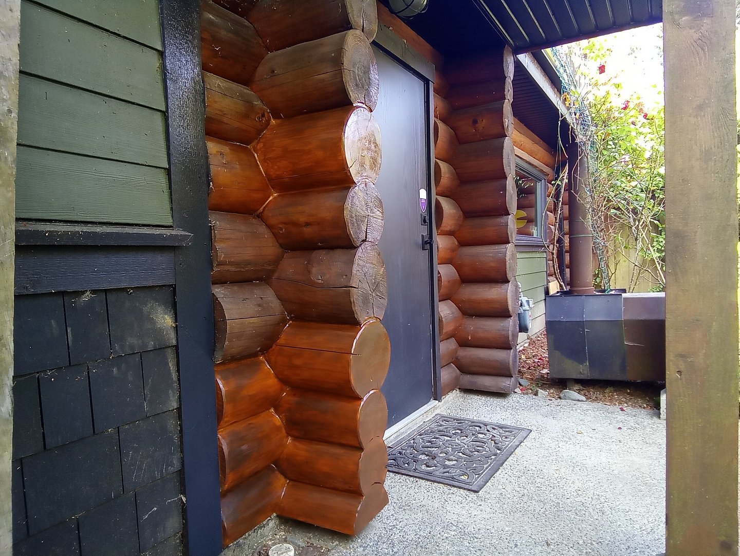 log home chink and staining by Vancouver Island log house restoration company Embassy Restorations