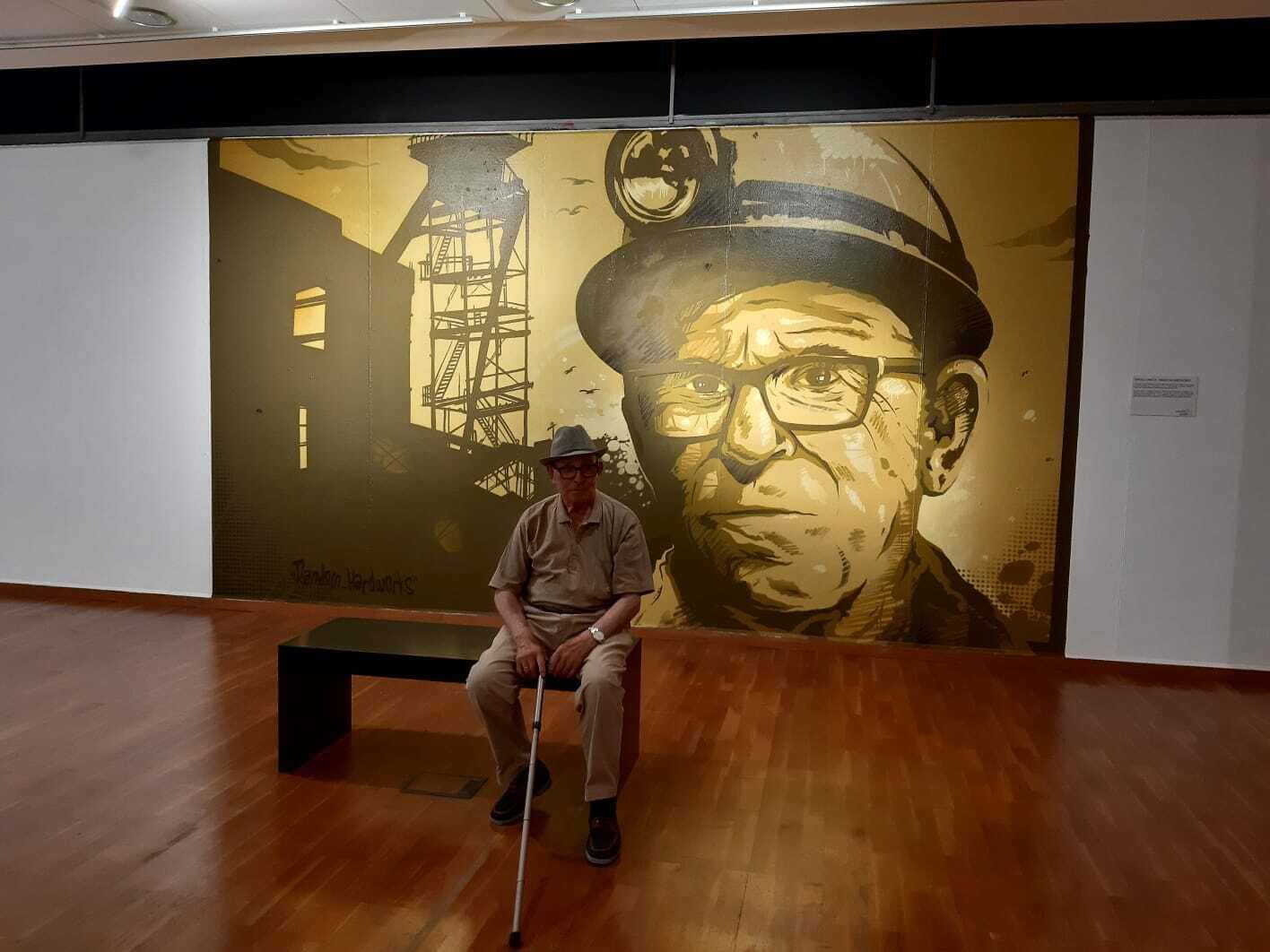 Mural de un abuelo en un museo.