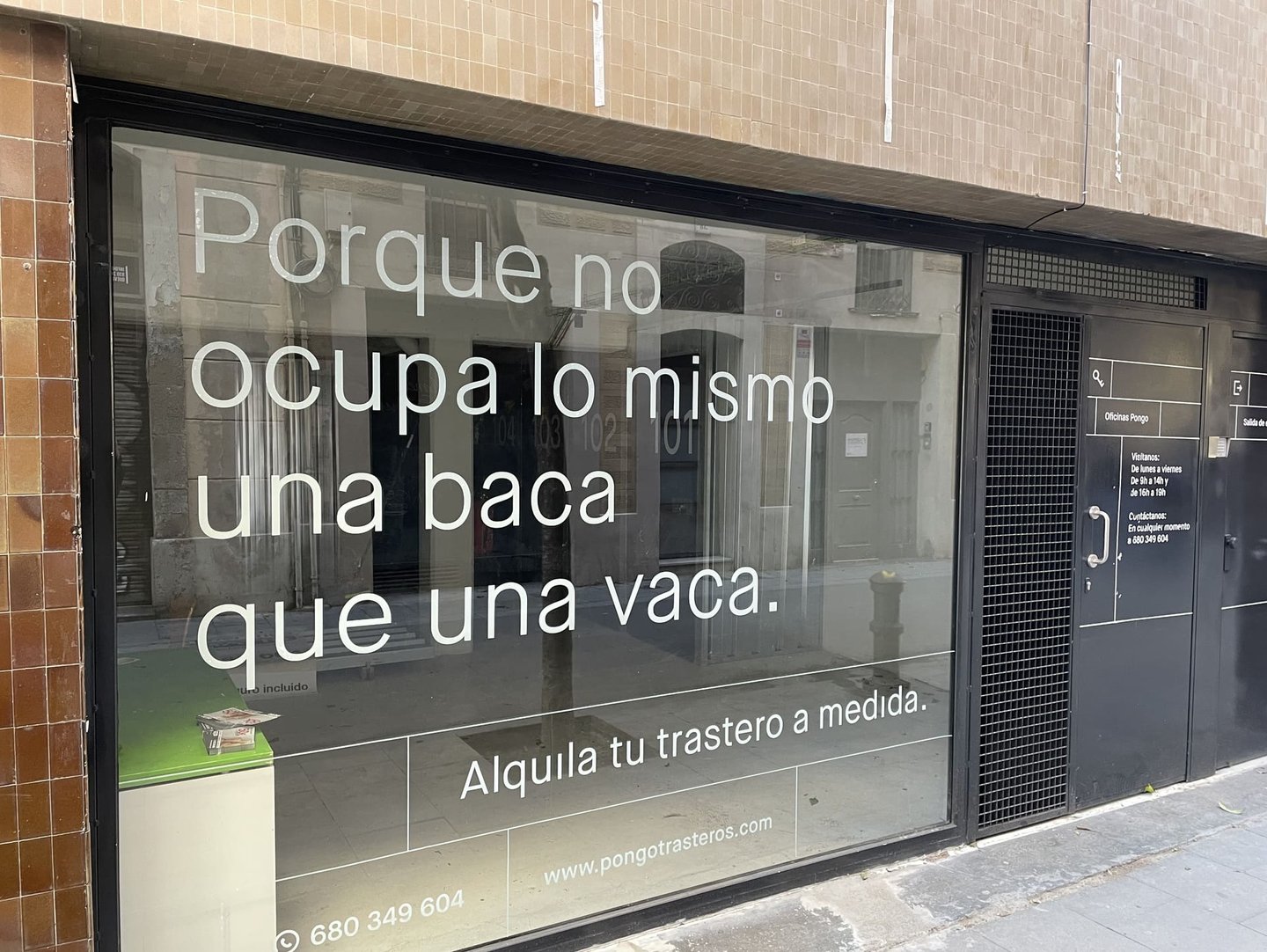 vinilo en cristalera con letras de. marca, branding, troquel, lettering.