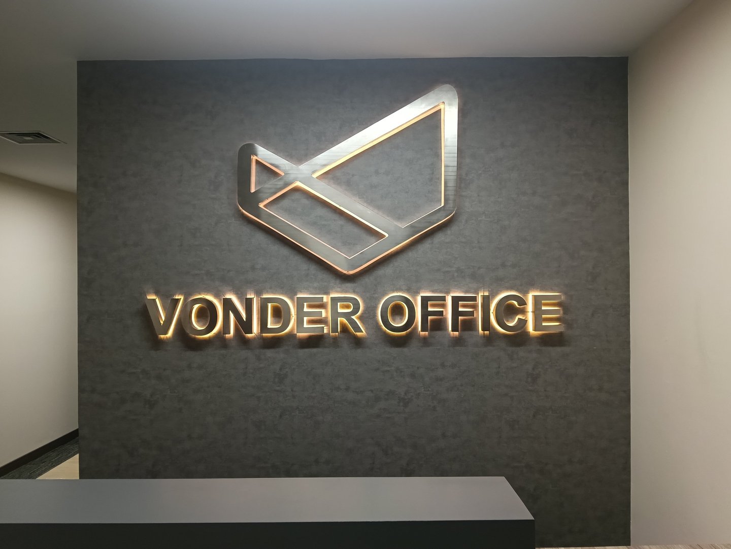 Huruf timbul stainless backlit untuk interior kantor vorent office Jakarta oleh Angel Family Laser
