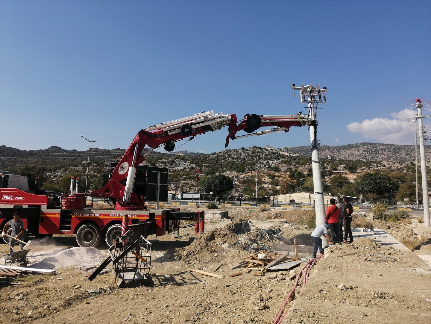 Zed Elektrik mühendislik ekibi, yüksek mühendislik standartlarıyla elektrik projelerinde üstün başar