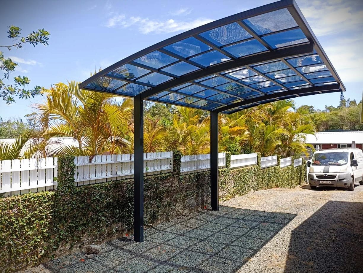 Carport installé sur pieux vissés en acier galvanisé