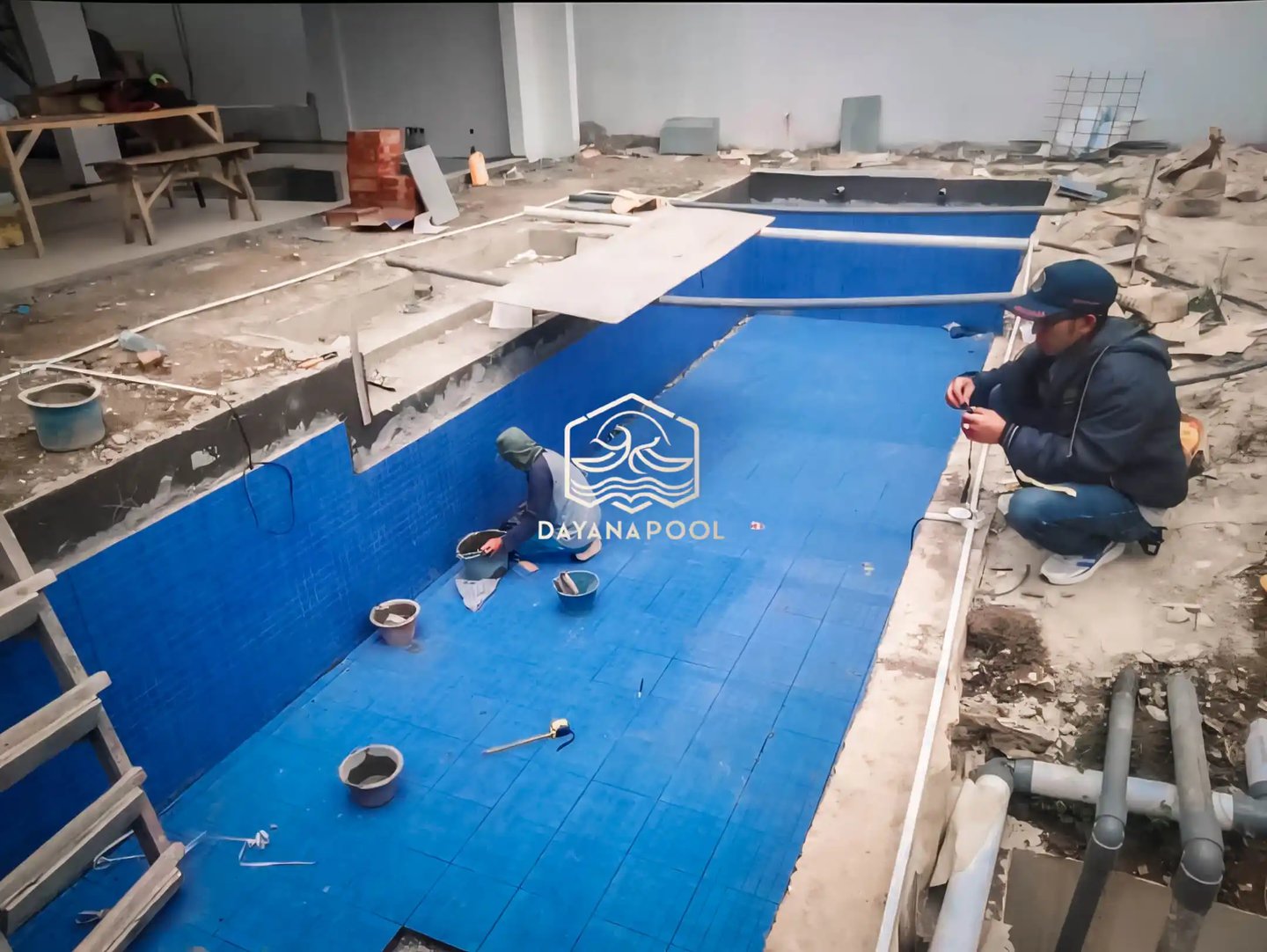 pemasangan keramik roman berwarna biru untuk kolam renang yang berada di garut (jawabarat)