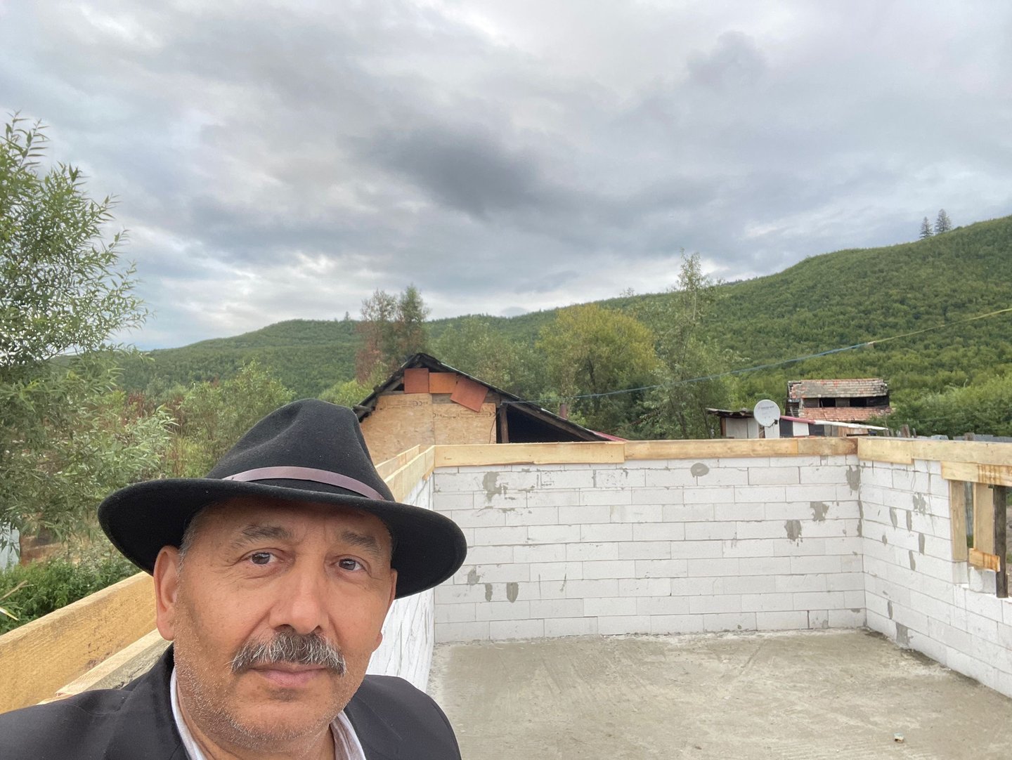 Pastor Luca tar bilde av byggeprosessen.