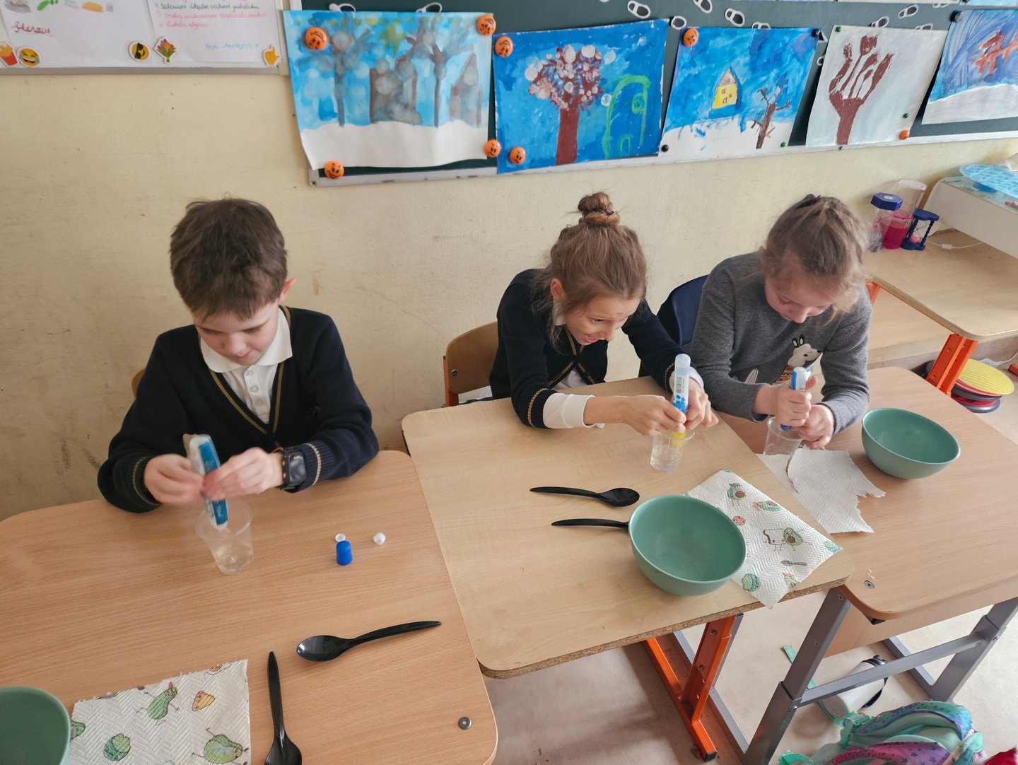 vaikai kartu atlieka eksperimentą