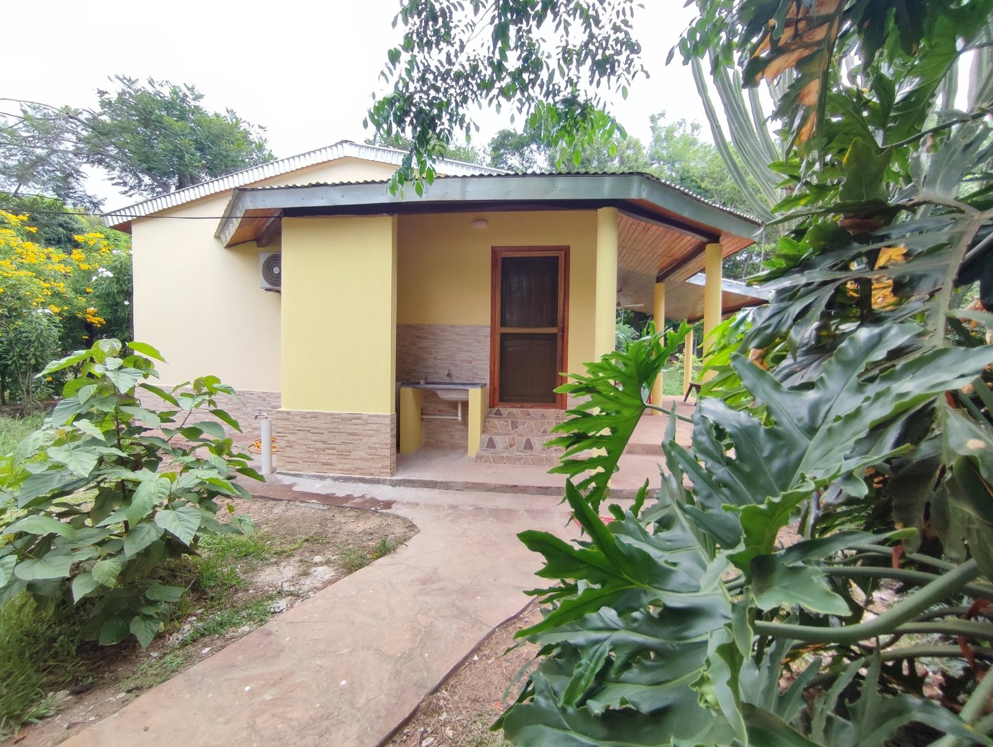 Wohnhaus in Parkanlage bei Independencia zur Miete