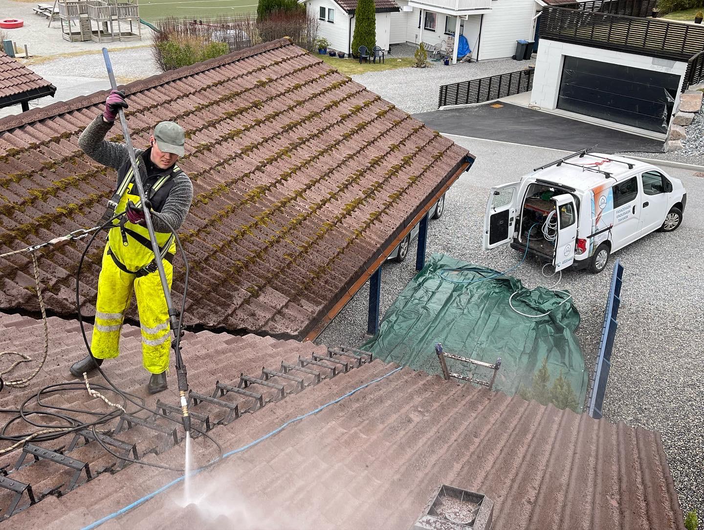 Takvask av rekkehus på Skåthaugen i Ålesund
