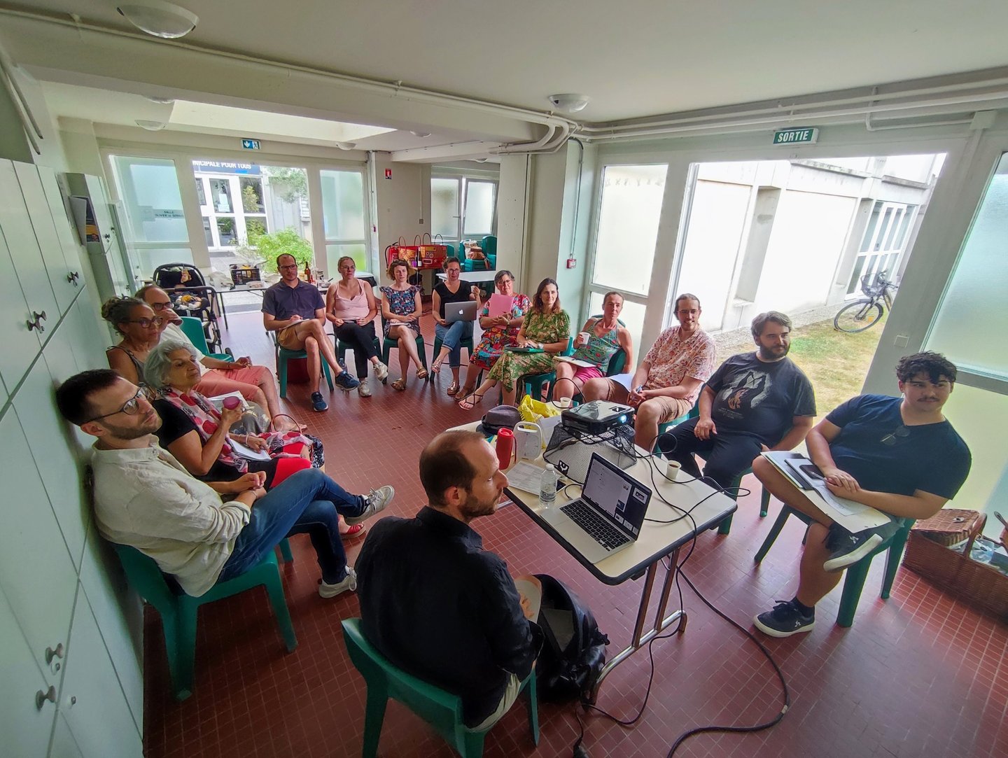 Groupe de personens du collectif Tournon en Commun en formation démocratie participative