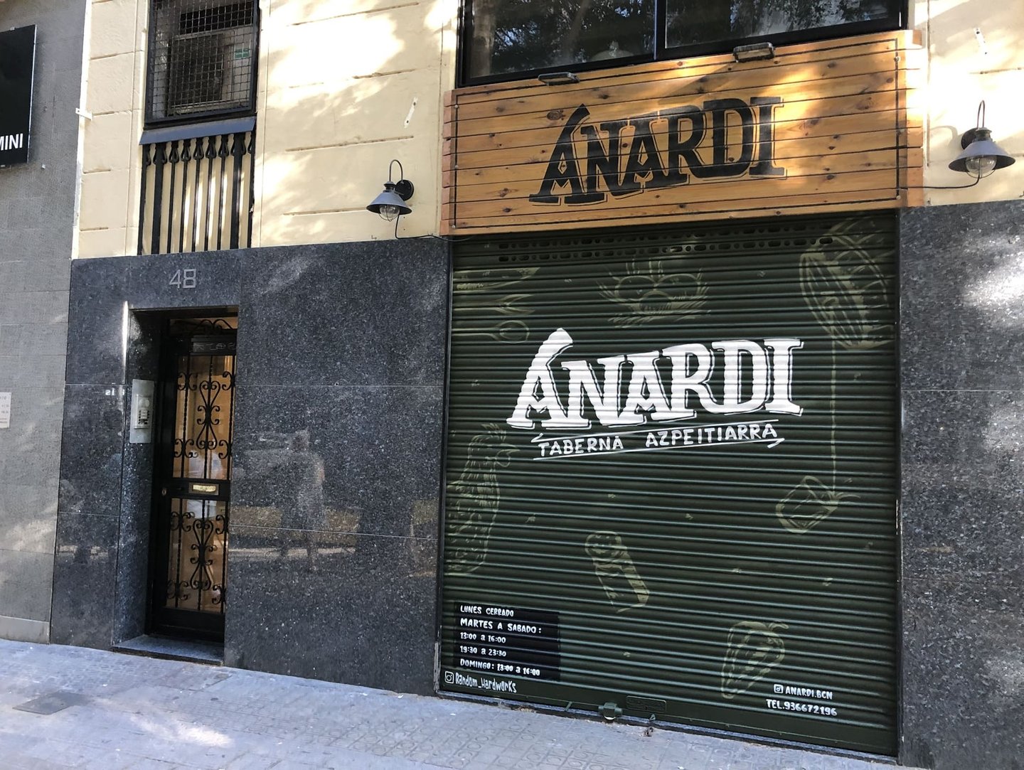 diseño corporativo en una persiana de un restaurante