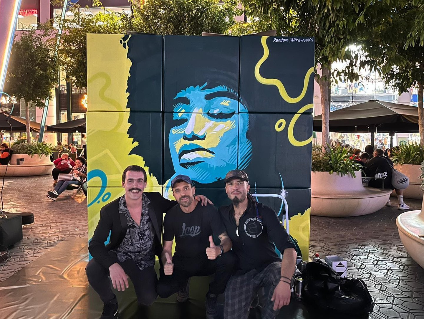 Mural pintado en unos cubos en un centro comercial. pintura en vivo mientras tocaban musica.