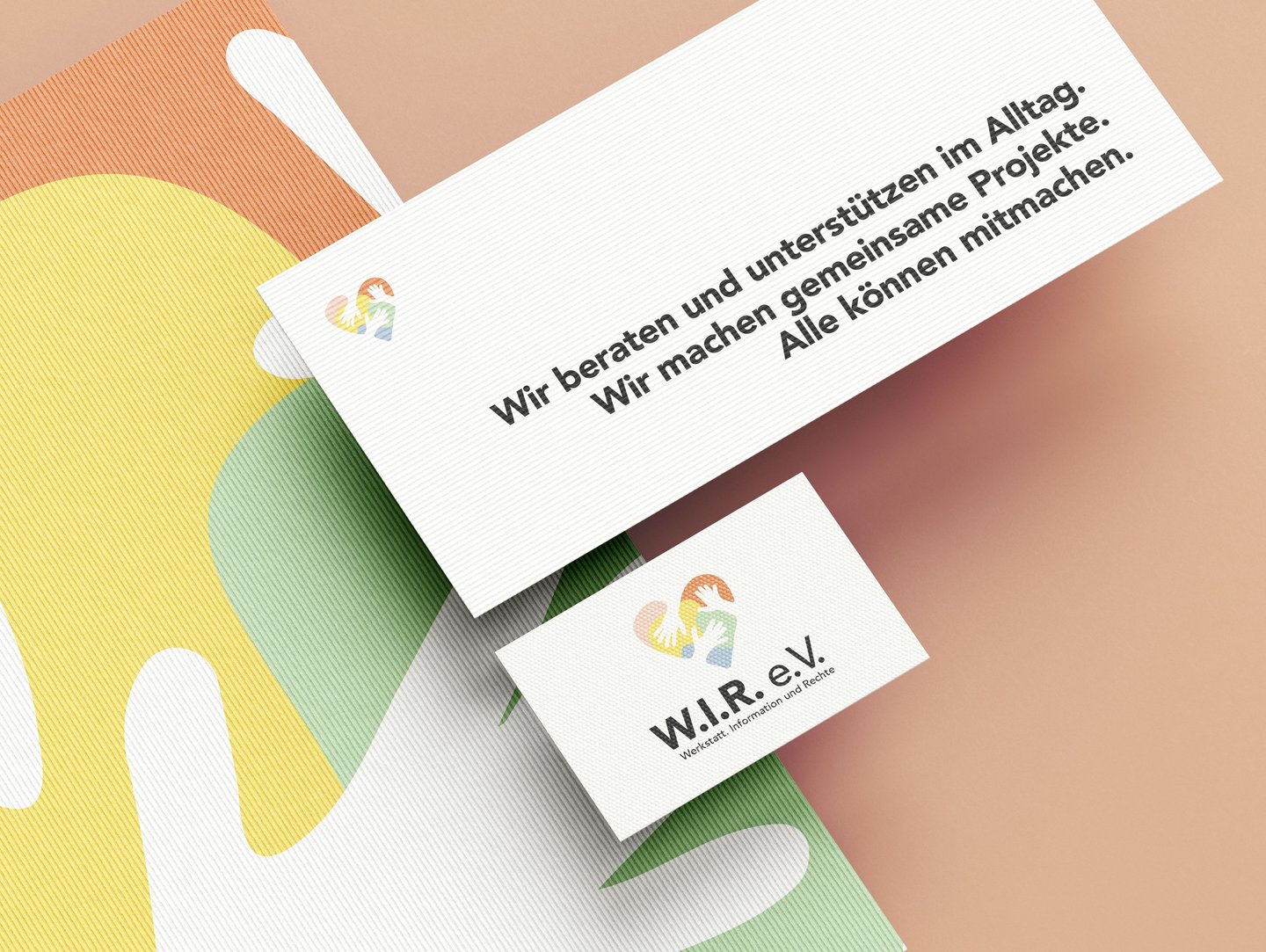 Drucksachen von W.I.R. e.V. Hamburg liegen auf orangem Hintergrund