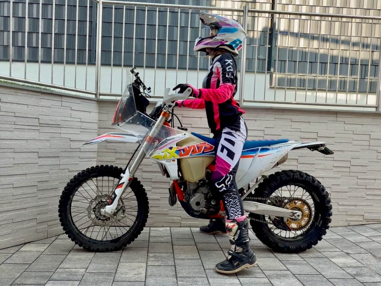 Yogalehrerin Anja auf dem Motorrad in der Cow Haltung zur Mobilisierung von Brustkorb und Wirbelsäule