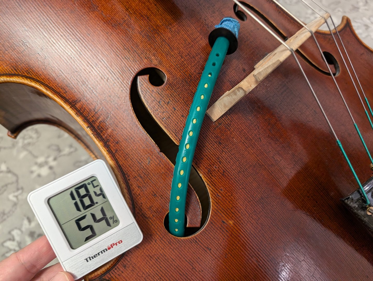 Winter care for the cello: humidity