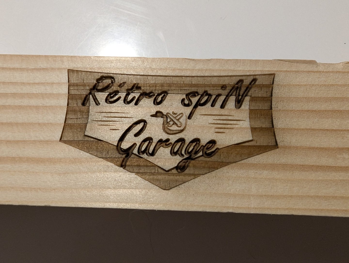 Logo RétroSpin Garage gravé à l'aide d'un graveur laser