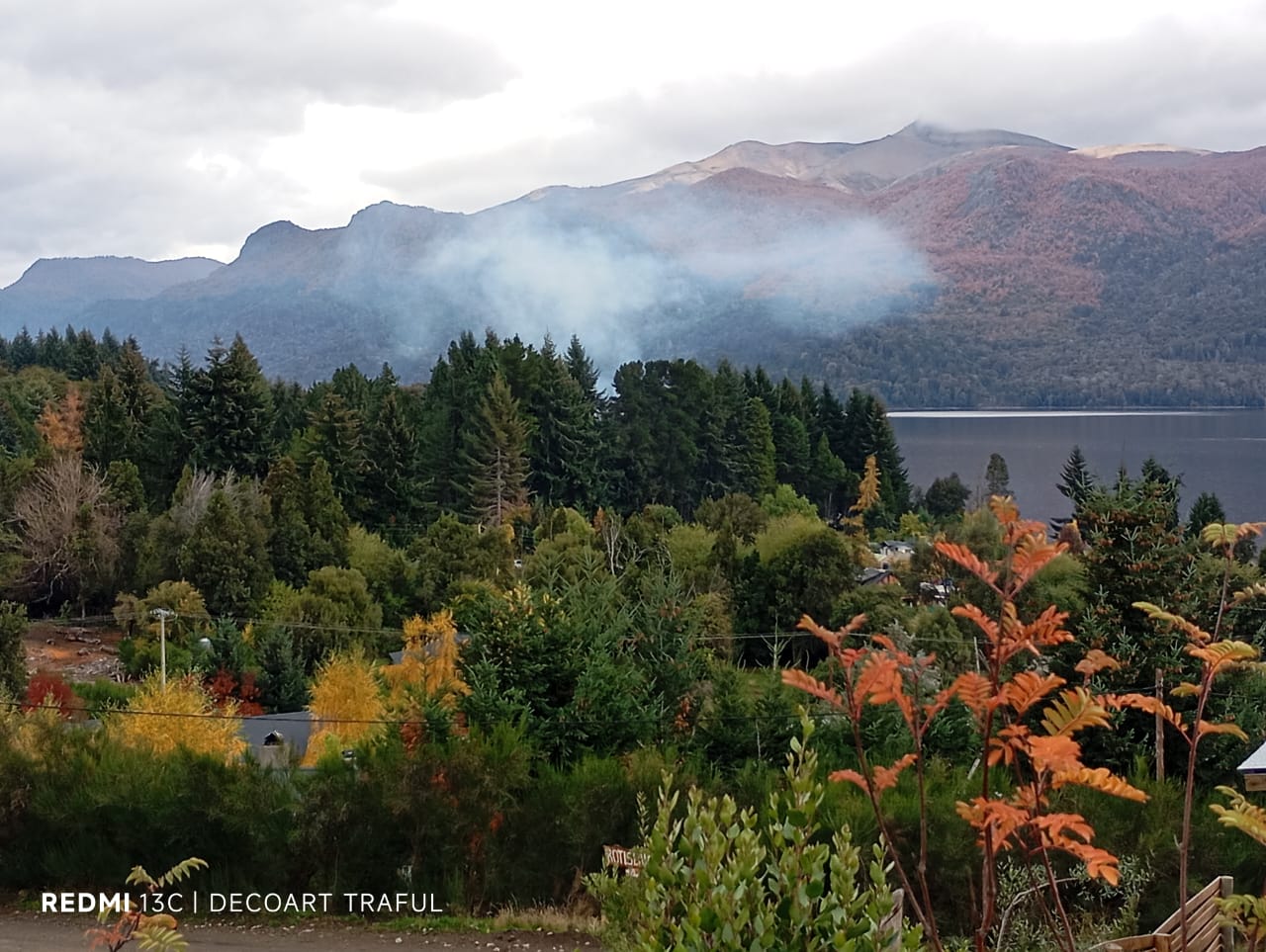 Vista Panoramica al Lago Traful, cordón montañoso desde Cabaña Los Maitenes