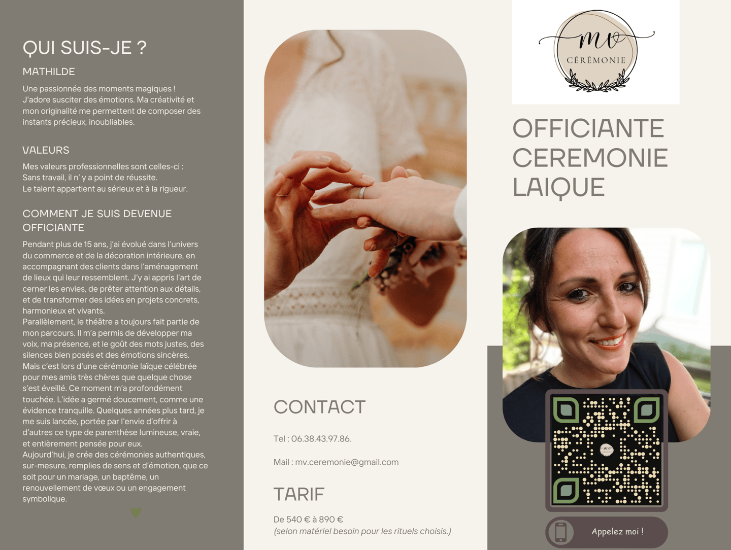 Plaquette commerciale avec une femme posant en souriant
