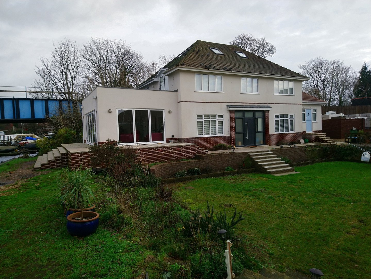 Single-story extension to a detached house 