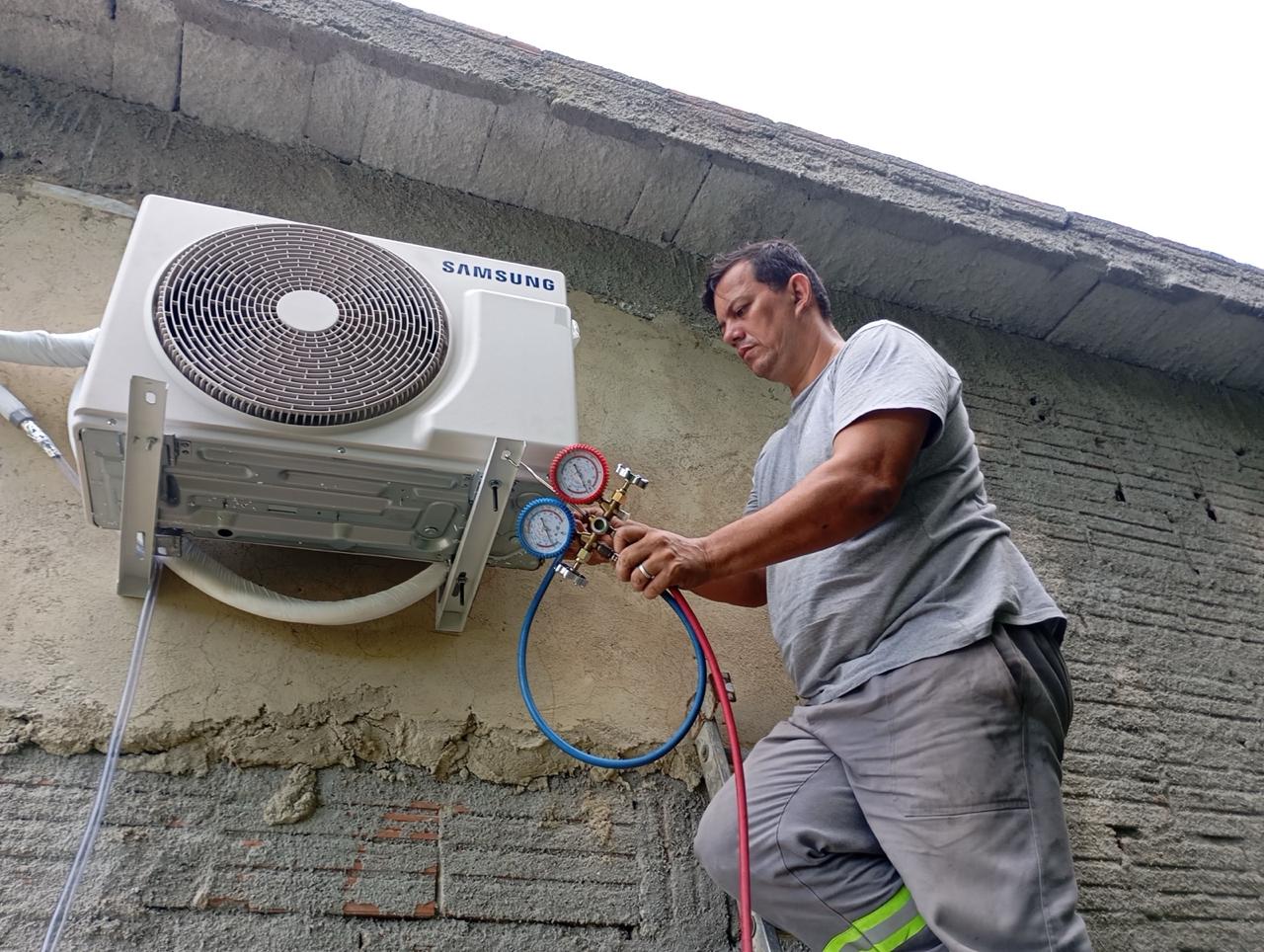 Técnico medindo a pressão do gás