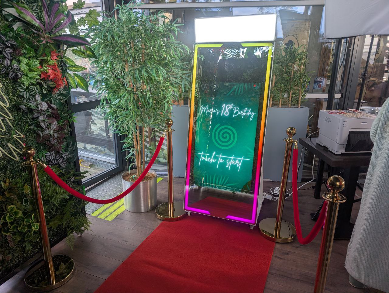 Fotospiegel auf einer Geburtstags Feier bei Karlsruhe aufgestellt. Die Fotobox mieten und Spaß haben