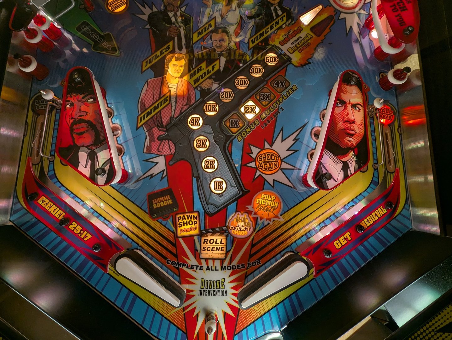 Playfield du Flipper Pulp Fiction avec ses Slingshots et batteurs 