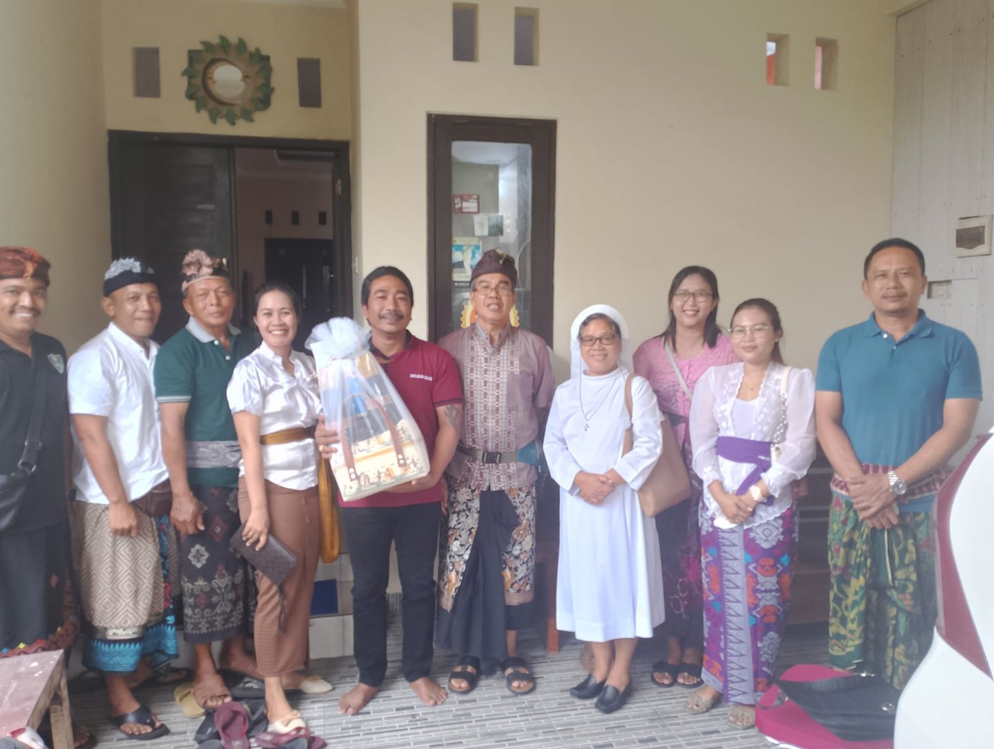 Romo paroki beserta perwakilan umat Paroki Tuka silaturahmi bersama perbekel Desa Buduk