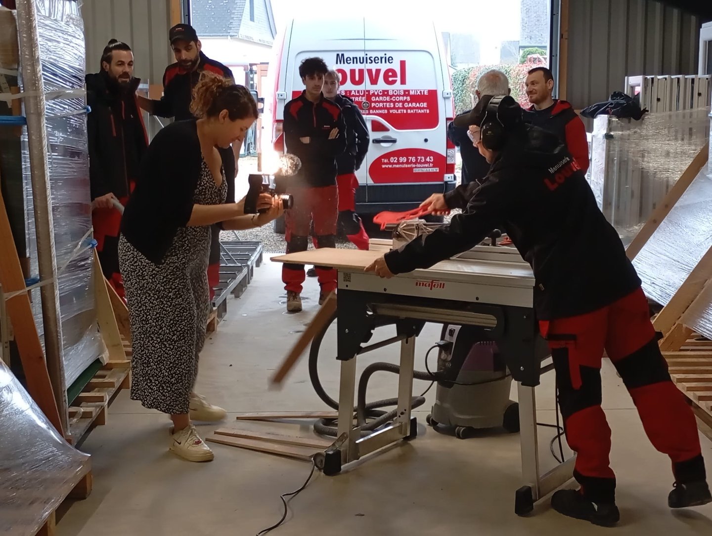 Equipe de l'entreprise louvel en tournage sur site avec videaste léa olivier