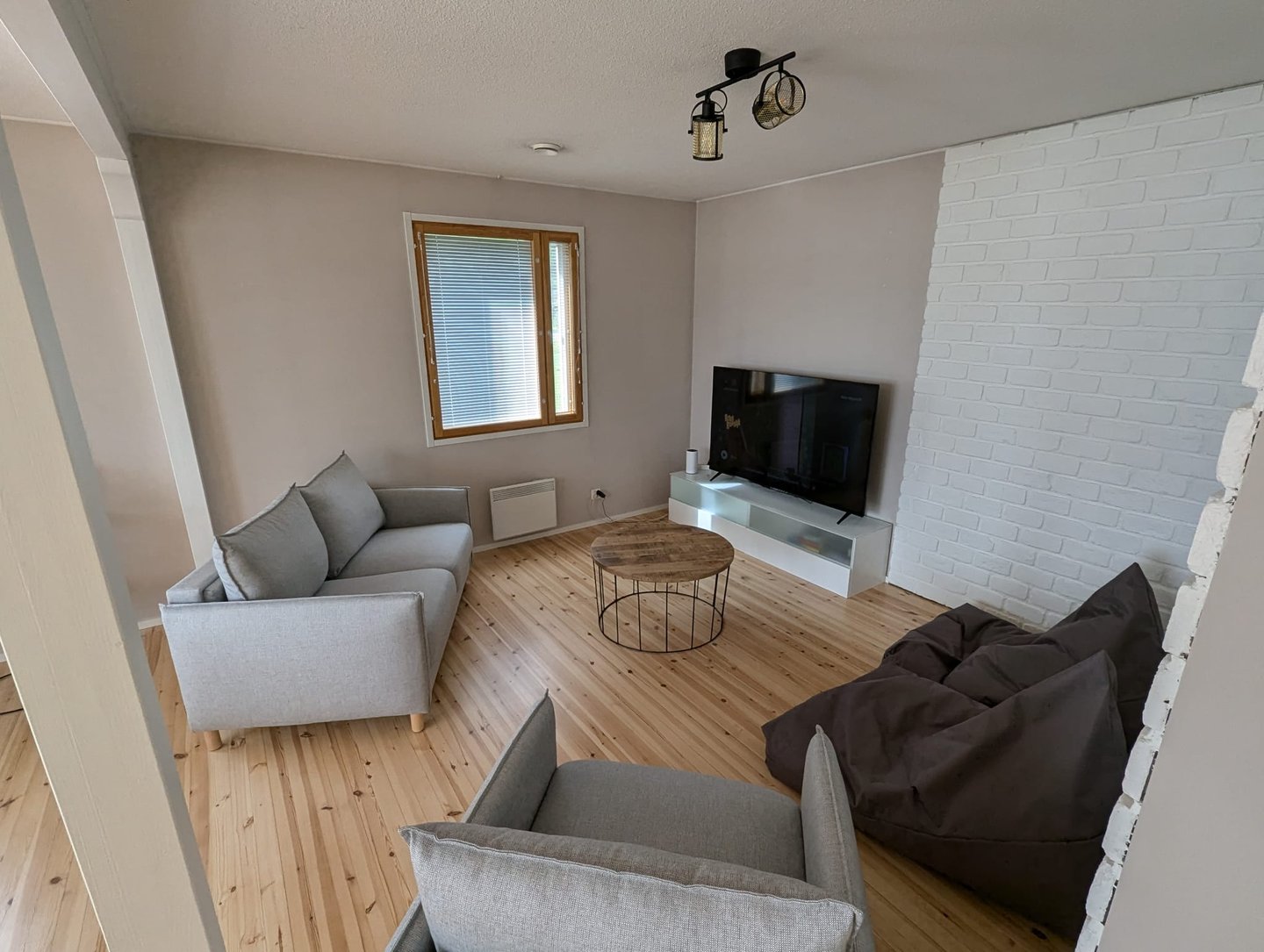 Olohuone, jossa 65" tv